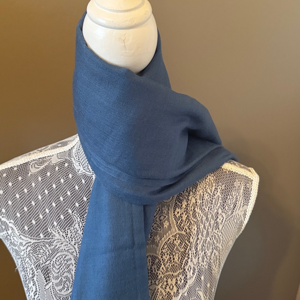 PIAGET EXCLUSIVE VIP GIFT CASHMERE SCARF MADE IN FRANCE BLUE.